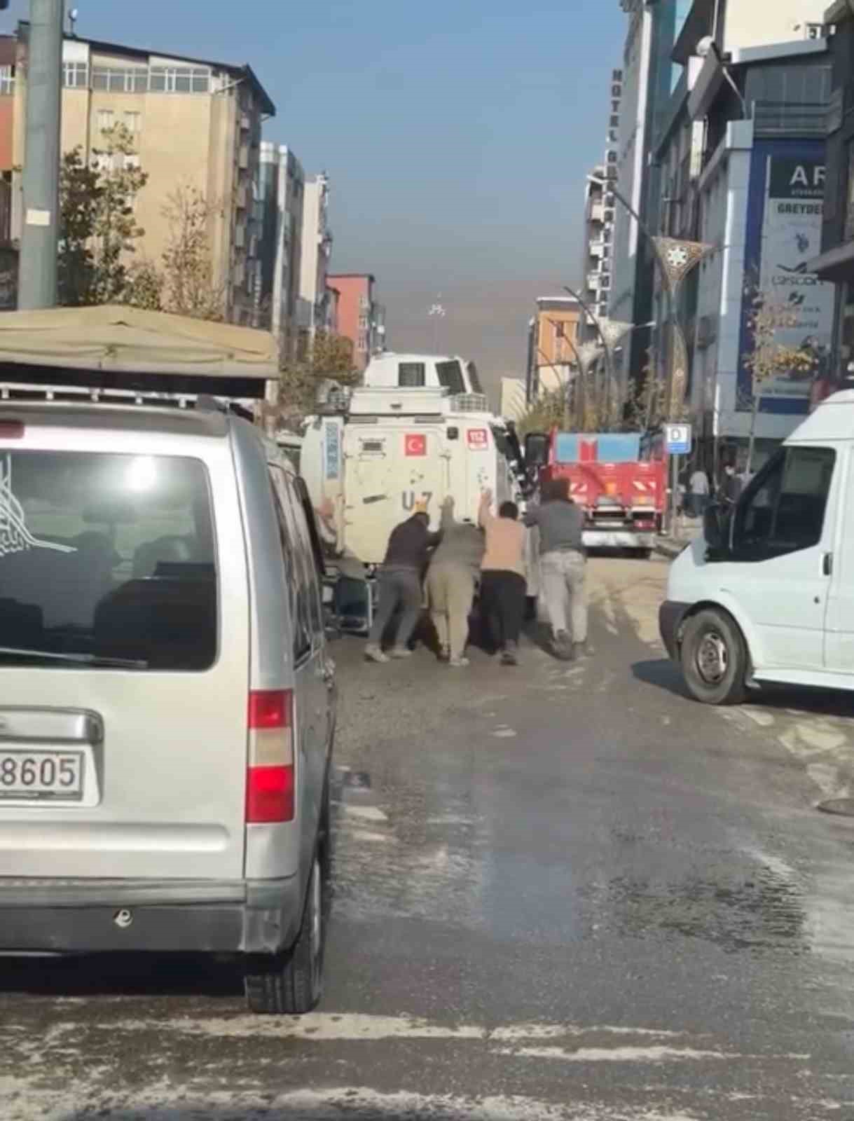 Y&uuml;ksekova&rsquo;da g&ouml;renleri g&uuml;l&uuml;mseten anlar: Arızalan zırhlı araca vatandaş imecesi
