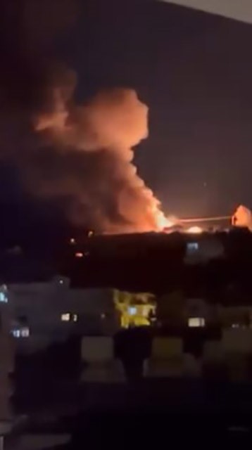 Alev alev yanan mutfak t&uuml;p&uuml; y&uuml;kl&uuml; kamyonet k&uuml;le d&ouml;nd&uuml;
