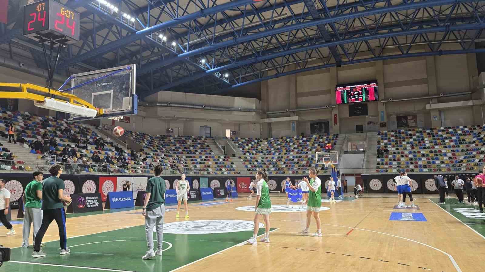 Kocaeli Kadın Basketbol - Dardanel Çanakkale Belediyespor maçı yarım saate yakın durdu