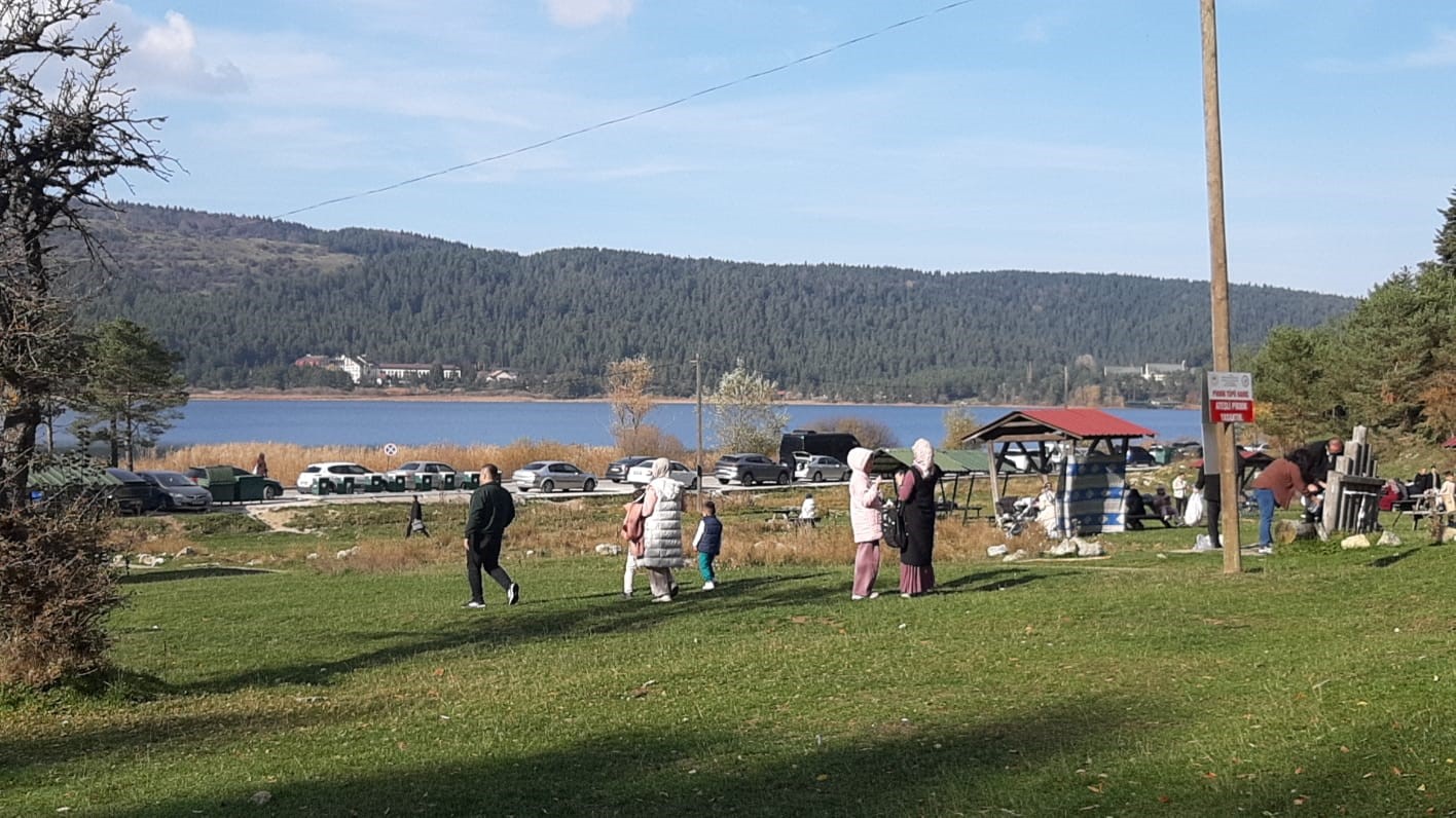 Bolu’nun doğa harikası Abant’ta ziyaretçiler akın etti