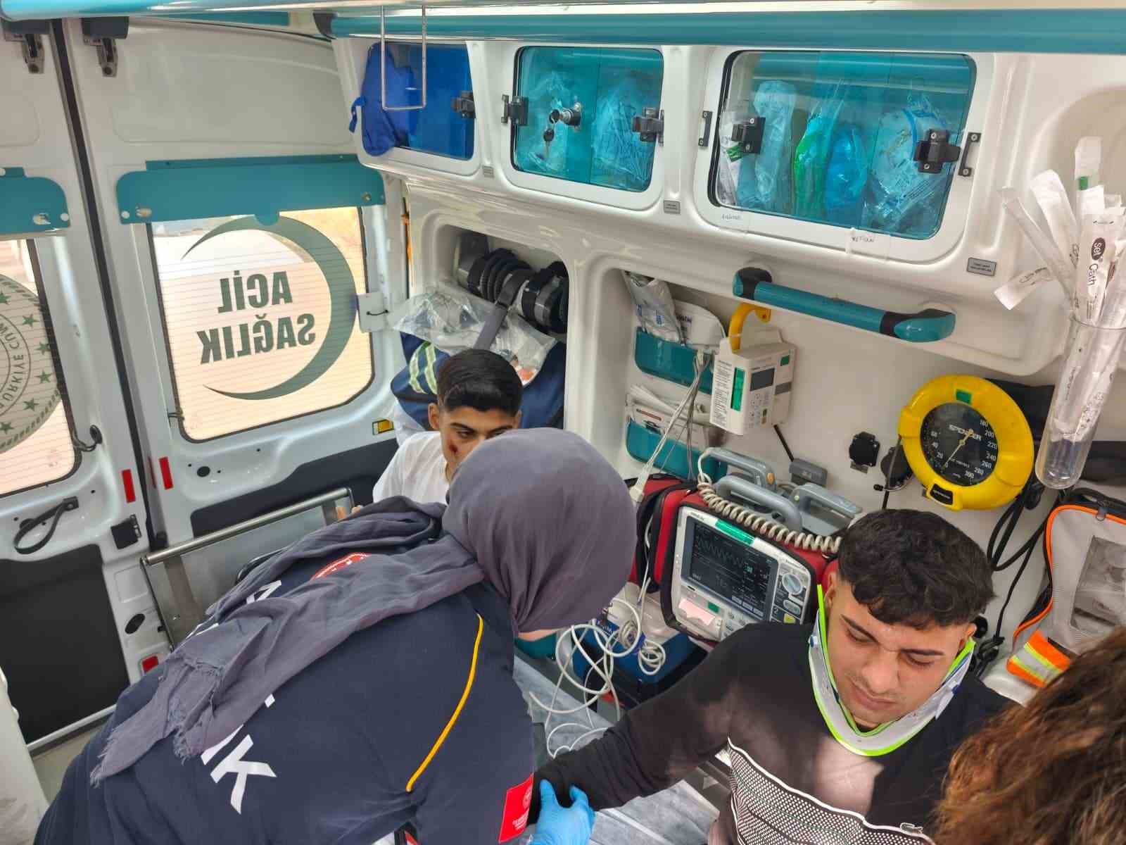 U&ccedil;urumdan yuvarlanan motosikletteki 2 kişi yaralandı
