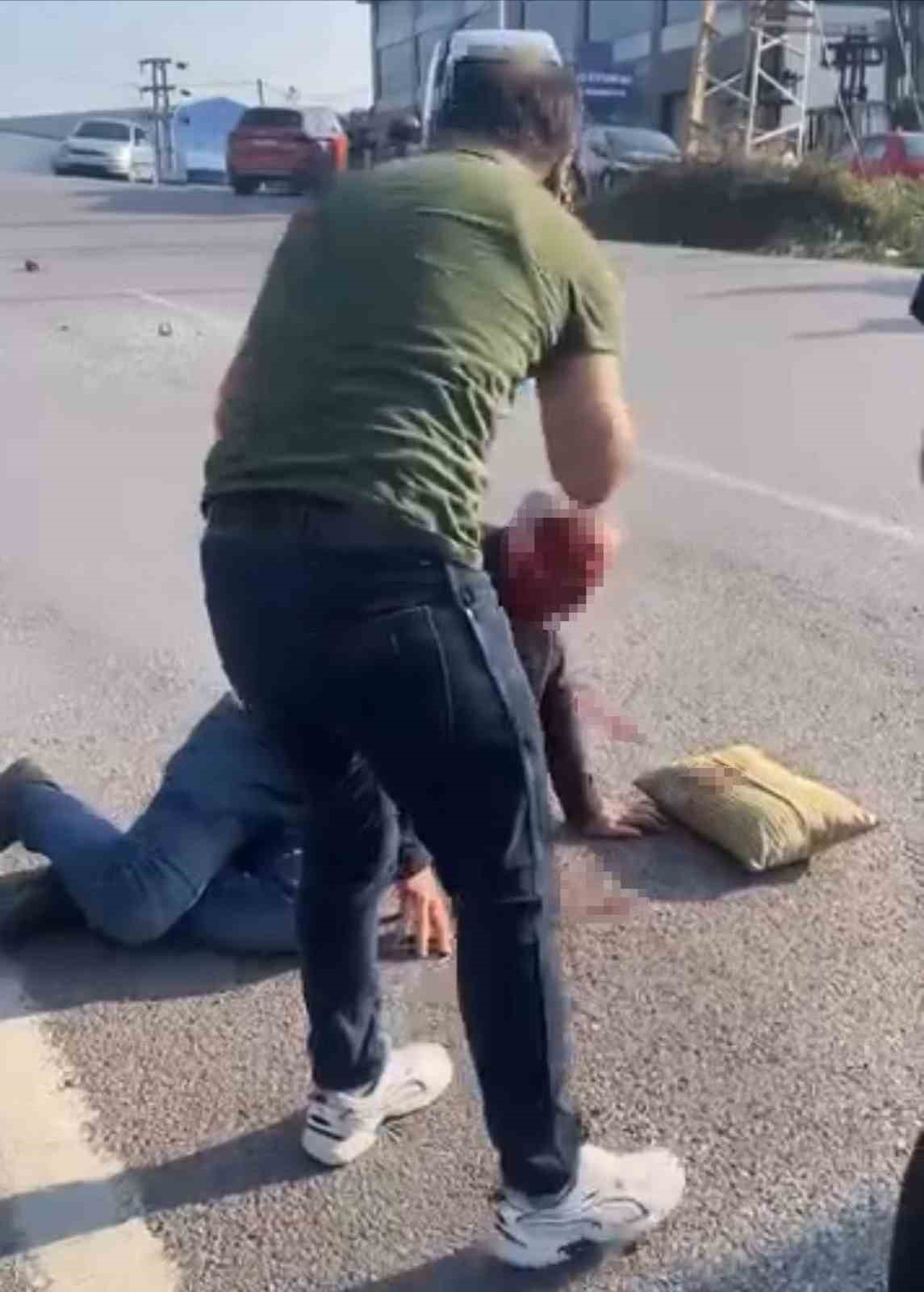 Kocaeli&rsquo;de otomobil yayalara &ccedil;arpıp ref&uuml;je &ccedil;ıktı: 1&rsquo;i ağır 2 yaralı
