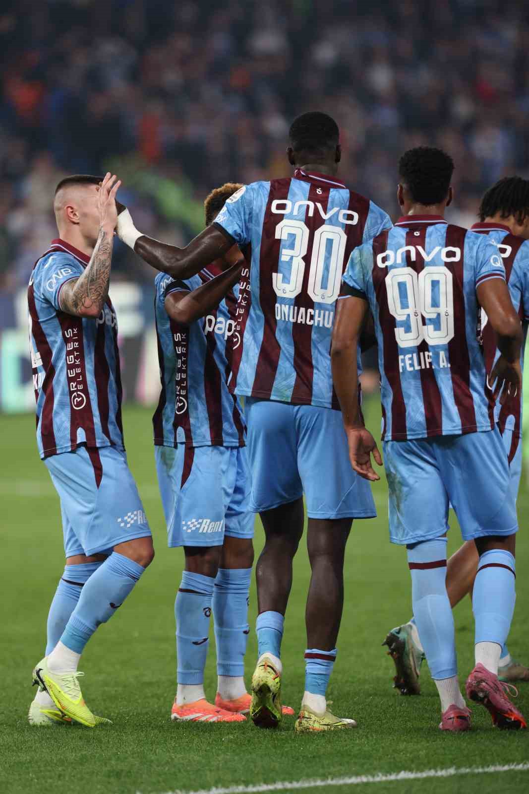 Trendyol S&uuml;per Lig: Trabzonspor: 1 - Alanyaspor: 0 (İlk yarı)
