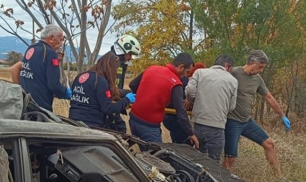 Hurdaya dönen araçtan yaralı kurtuldu