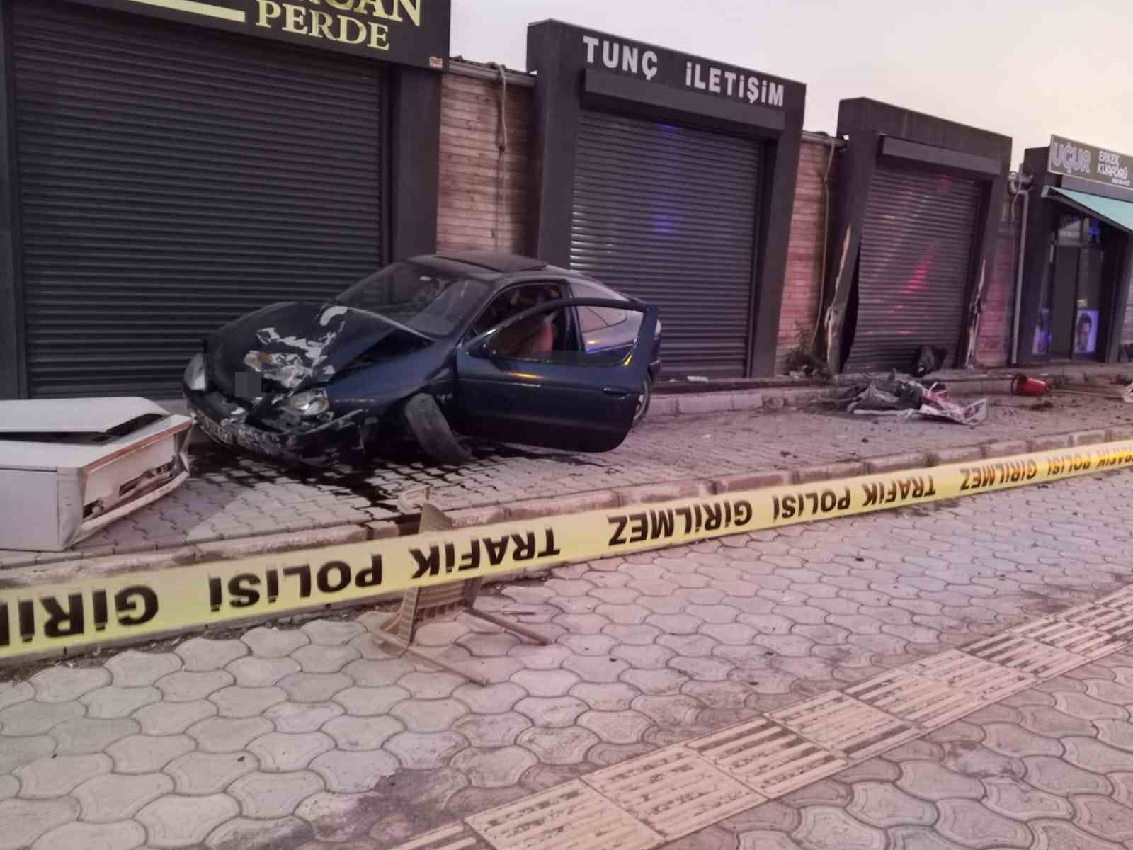 Hatay’da otomobil kaldırımdaki çocuğa çarptı