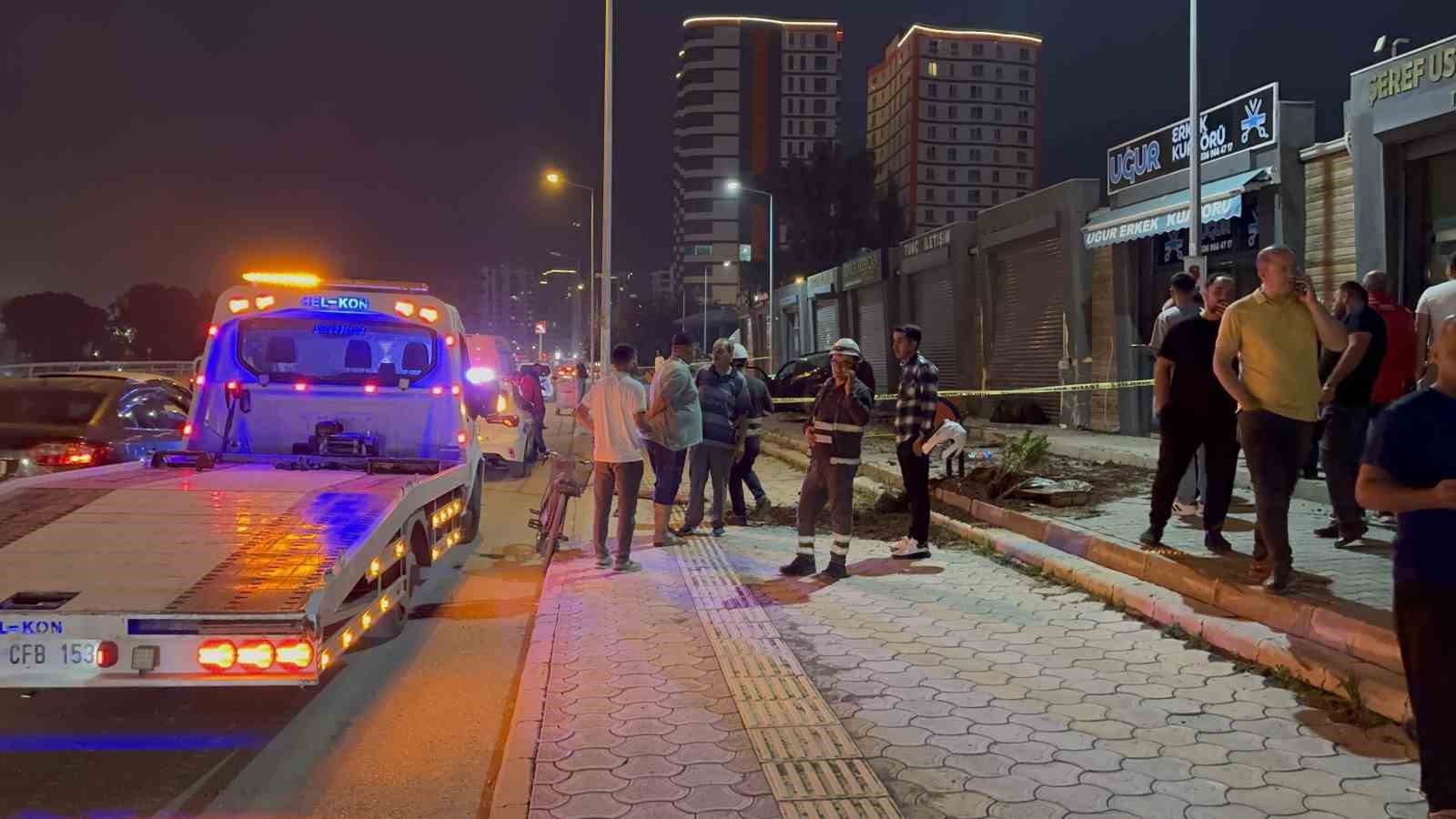 Hatay&rsquo;da otomobil kaldırımdaki &ccedil;ocuğa &ccedil;arptı
