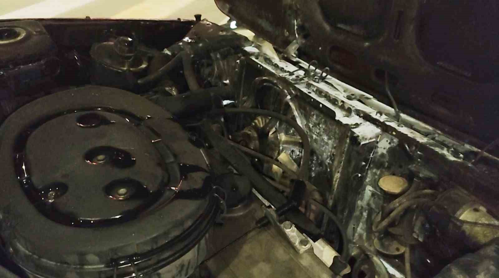 Aksaray’da seyir halindeyken yanan otomobili esnaf söndürdü