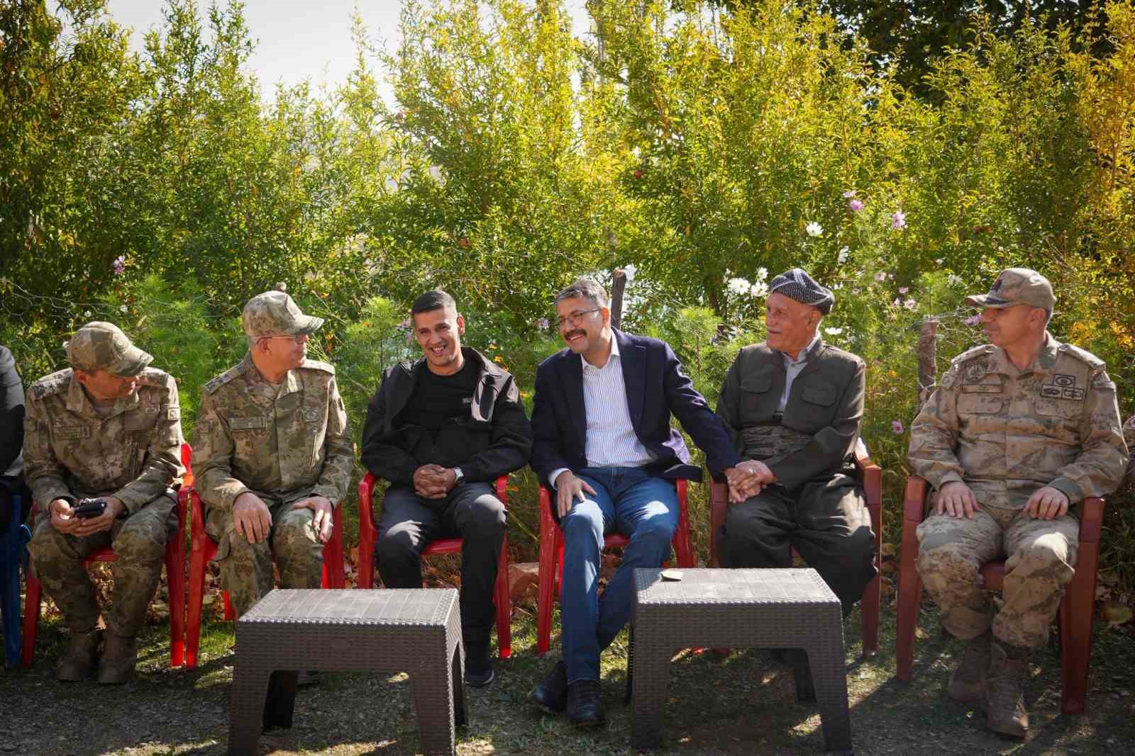 2. Ordu Komutanı Korgeneral Topaloğlu gaziyi k&ouml;y&uuml;nde ziyaret etti
