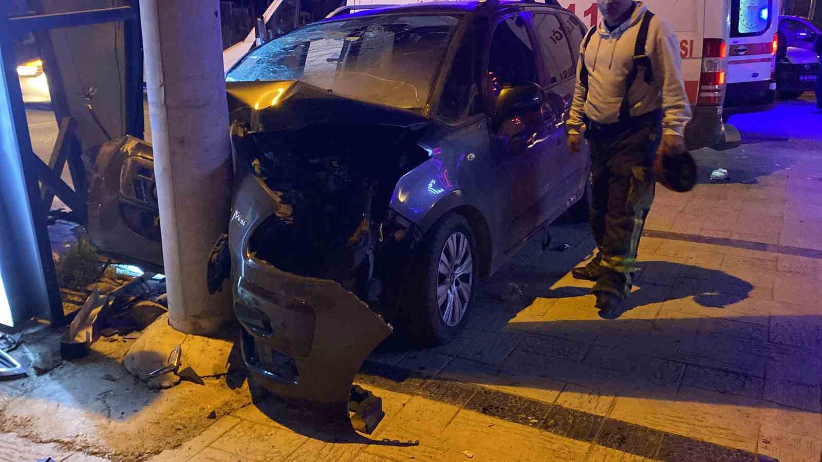 Kocaeli’de bisikletliye çarpmamak için manevra yapan otomobil direğe çarptı: 5 yaralı