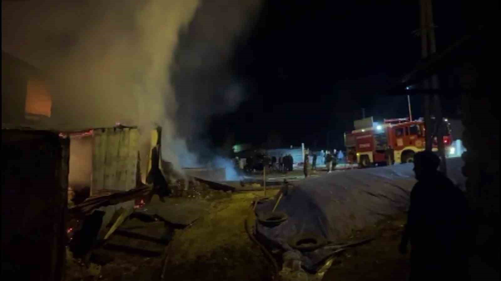 Sivas&rsquo;ta ahır yangını geceyi aydınlattı
