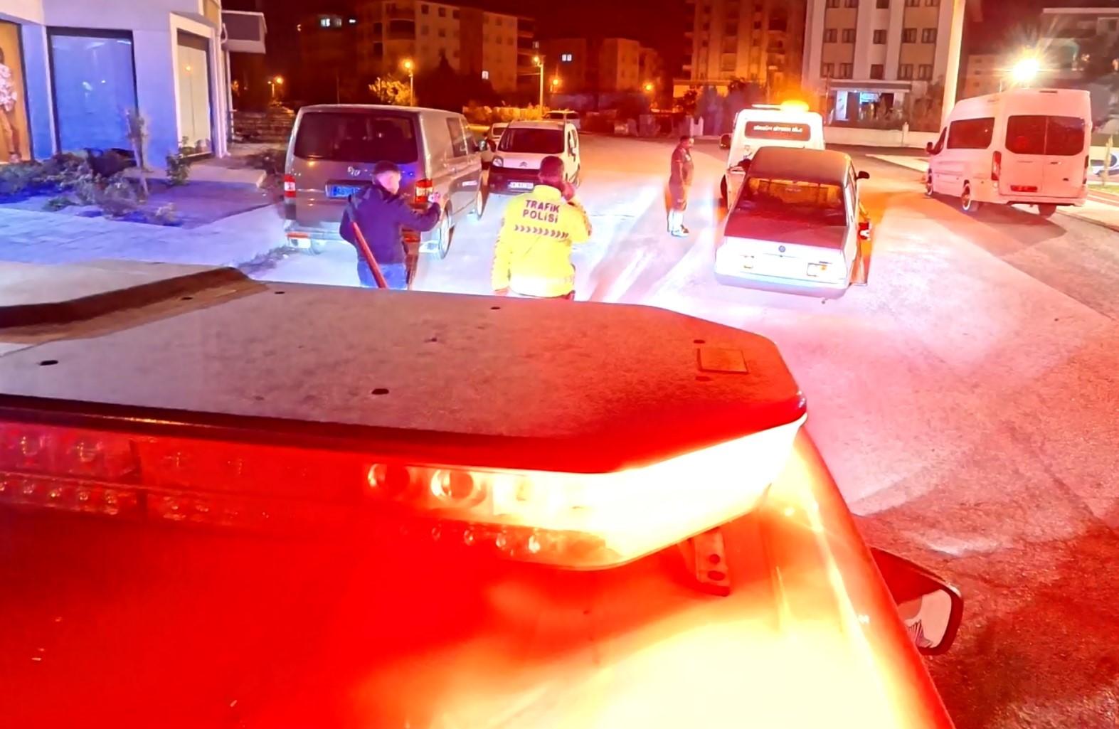 Önce araçla, sonra yaya olarak kaçtı: Sürücüsünün kayıplara karıştığı aracın plakasına 54 bin 879 lira ceza yazıldı