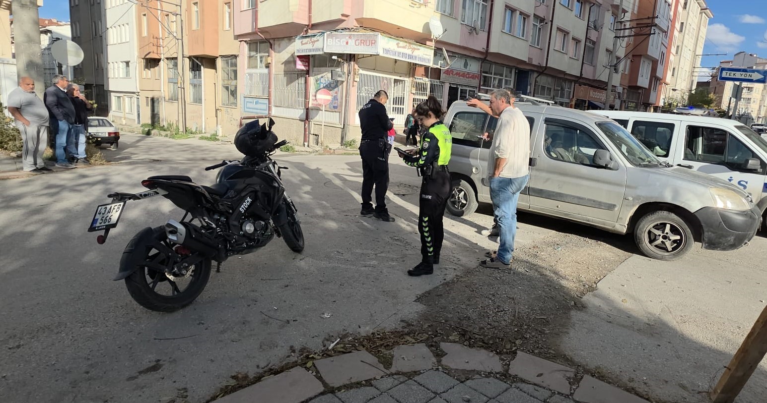 Kütahya’da hafif ticari araç ile motosiklet çarpıştı: 1 yaralı