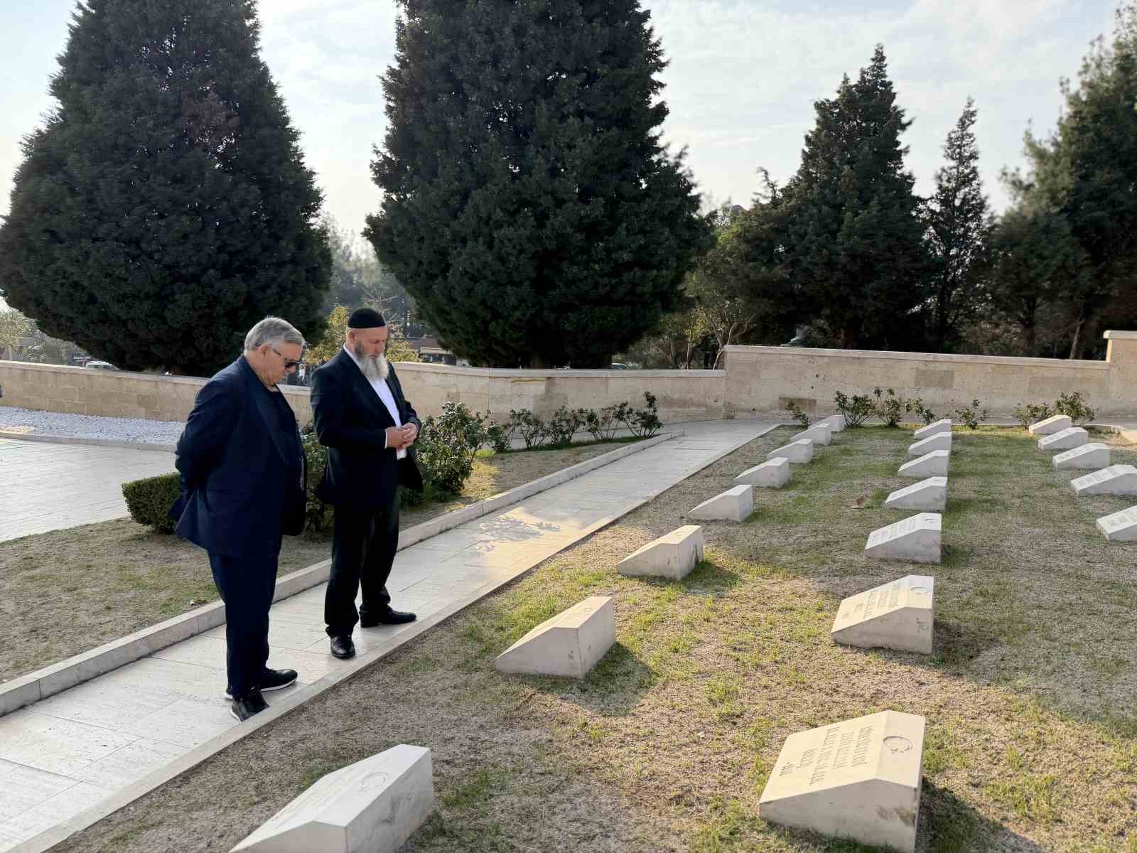 Erzurumlu şehit aileleri Çanakkale 57. Alay Şehitliğinde hüzünlendiler
