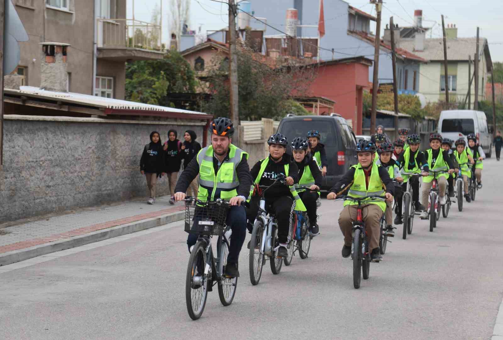 Konya Büyükşehir’in "Güvenli Okul Yolları Projesi" sonrası okula bisikletle giden öğrenci sayısı artıyor
