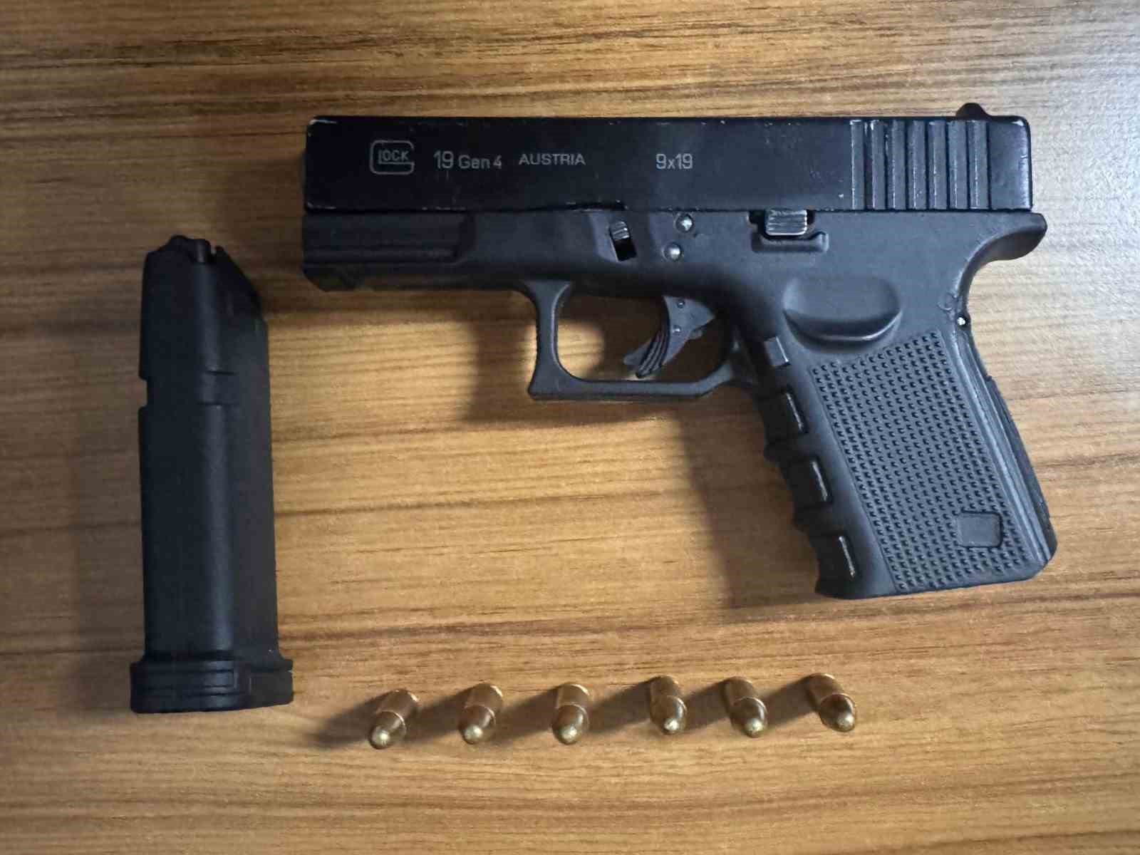 Polis şüphesinde haklı çıktı, motosikletin selesinden tabanca ele geçirdi