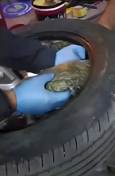 Erciş’te bir kamyonetin lastiğinde 4 kilo 400 gram esrar ele geçirildi