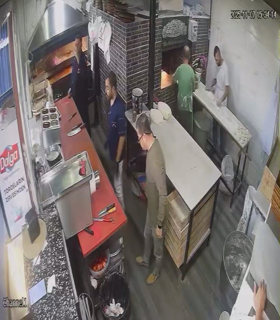 Yılların ustasının deprem anında canından önce fırın küreğini düşündüğü anlar kamerada
