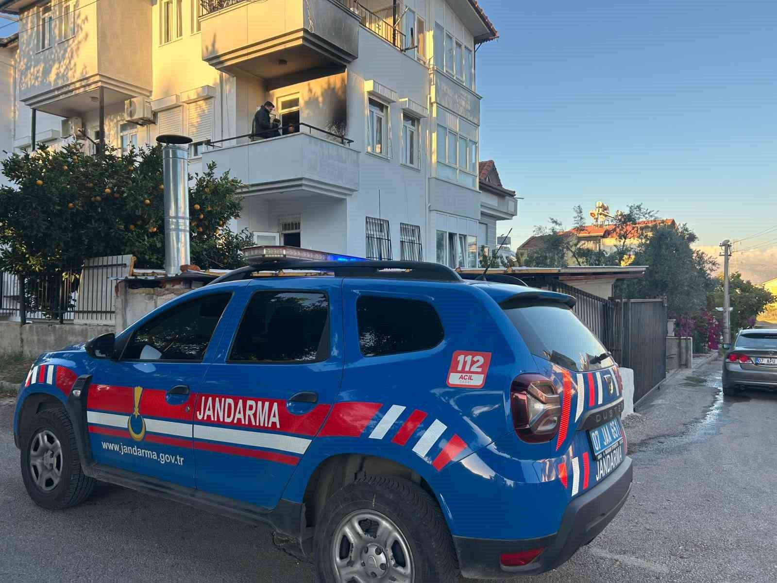 Balkonda söndürülmeden bırakılan mangal yangına sebep oldu