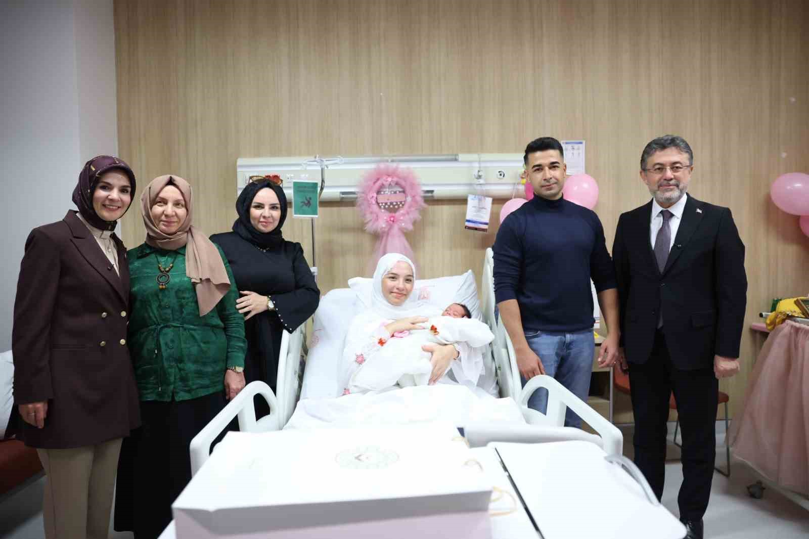 Bakanlar Göktaş ve Yumaklı’dan "Her Aile 1 Fidan Sevdamız Yeşil Vatan" kampanyası kapsamında yeni doğan bebeklere ziyaret