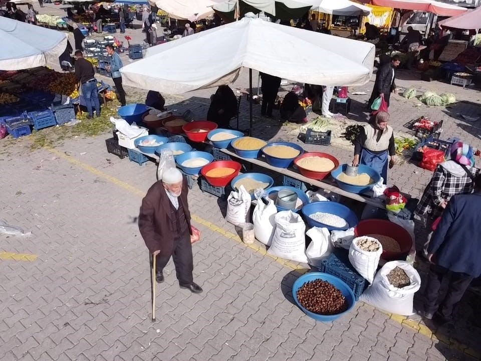 Yozgat’ta 70’lik çift 40 yıldır omuz omuza pazarcılık yapıyor