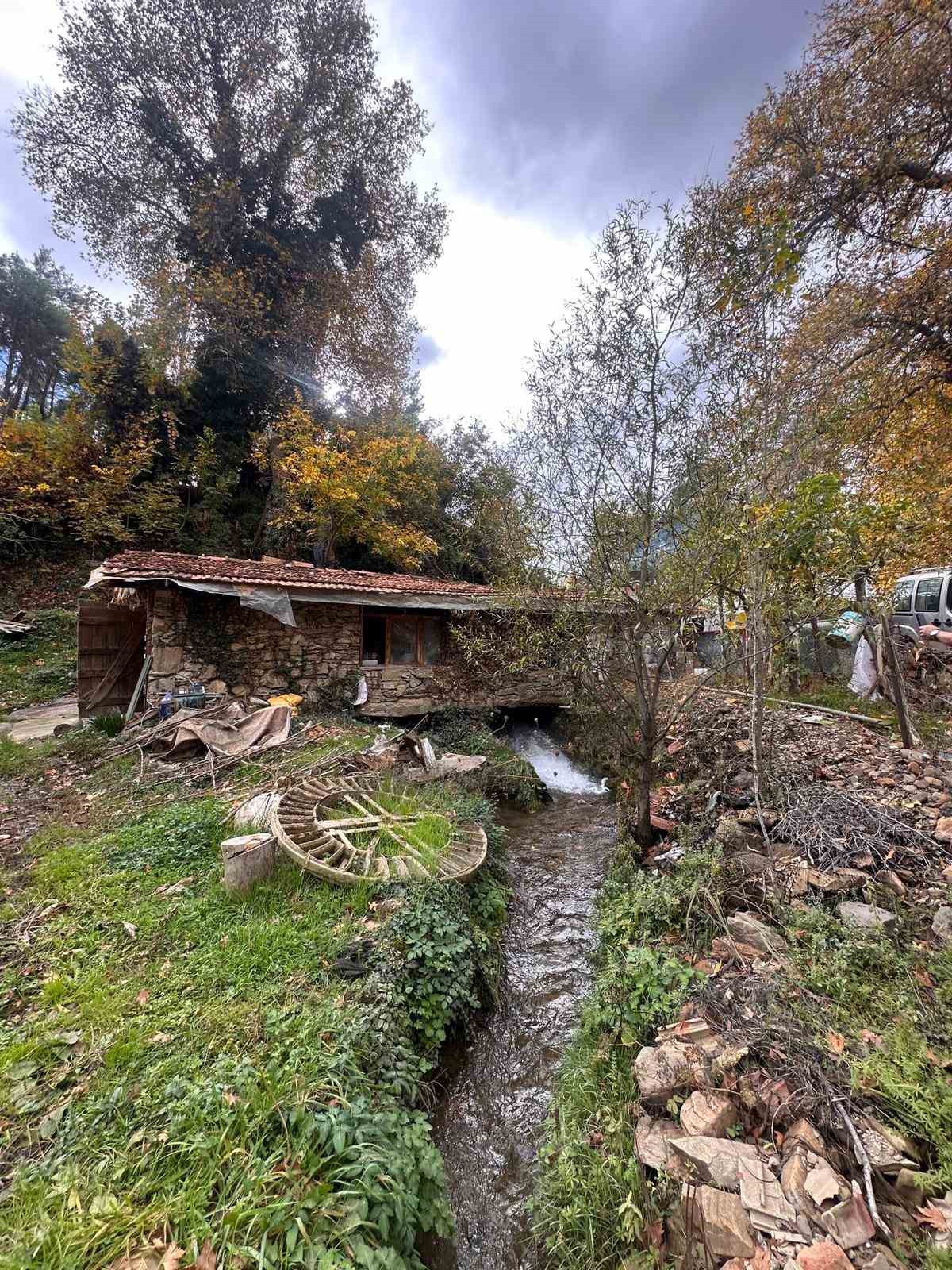 Muğla’da 300 yıllık su değirmeni hala çarklarını döndürüyor