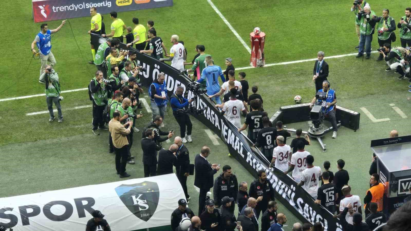 Kocaelispor - Galatasaraylı futbolcular sahaya 10 Kasım pankartıyla çıktı
