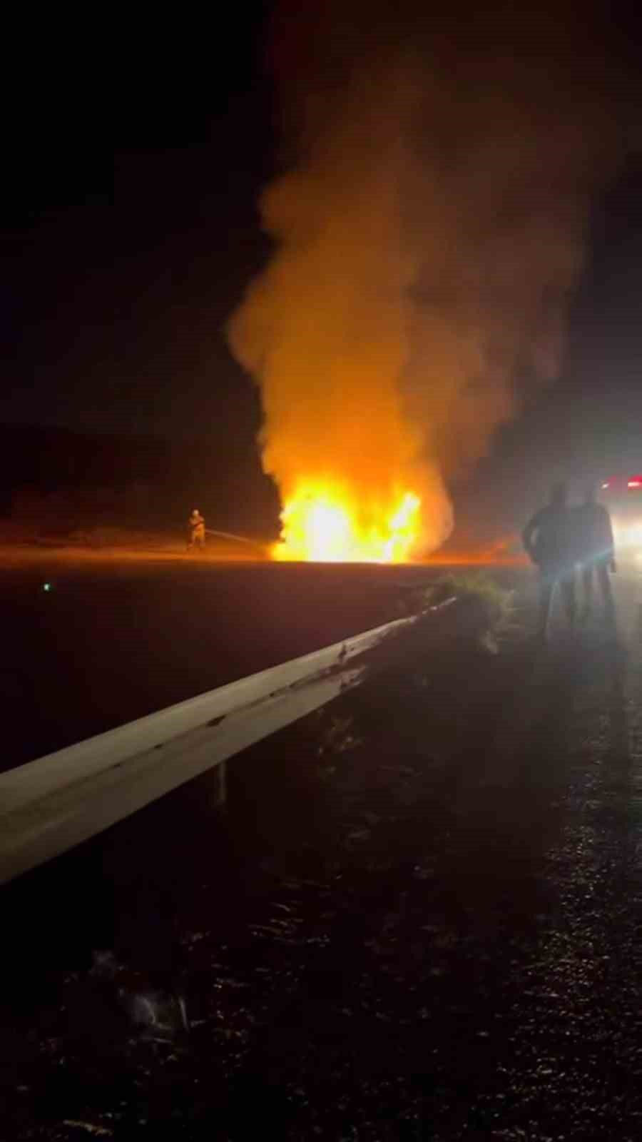 Otomobil alev topuna döndü, o anlar kamerada