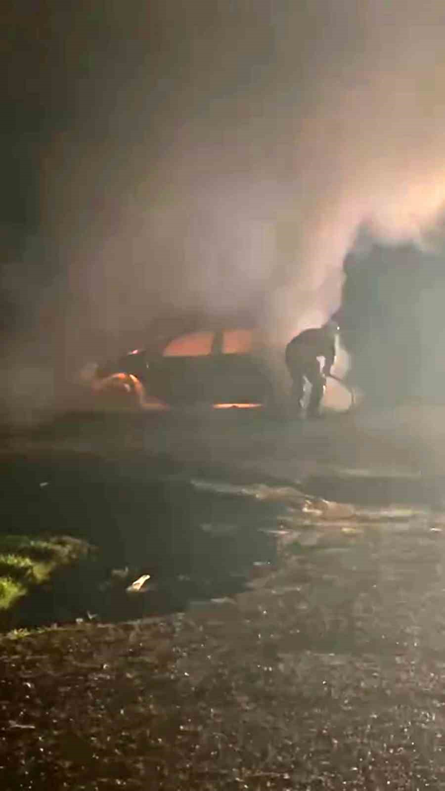 Otomobil alev topuna döndü, o anlar kamerada
