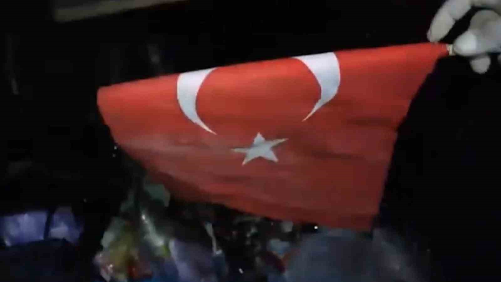 Çöp karıştırırken bulduğu bayrağı bakın ne yaptı
