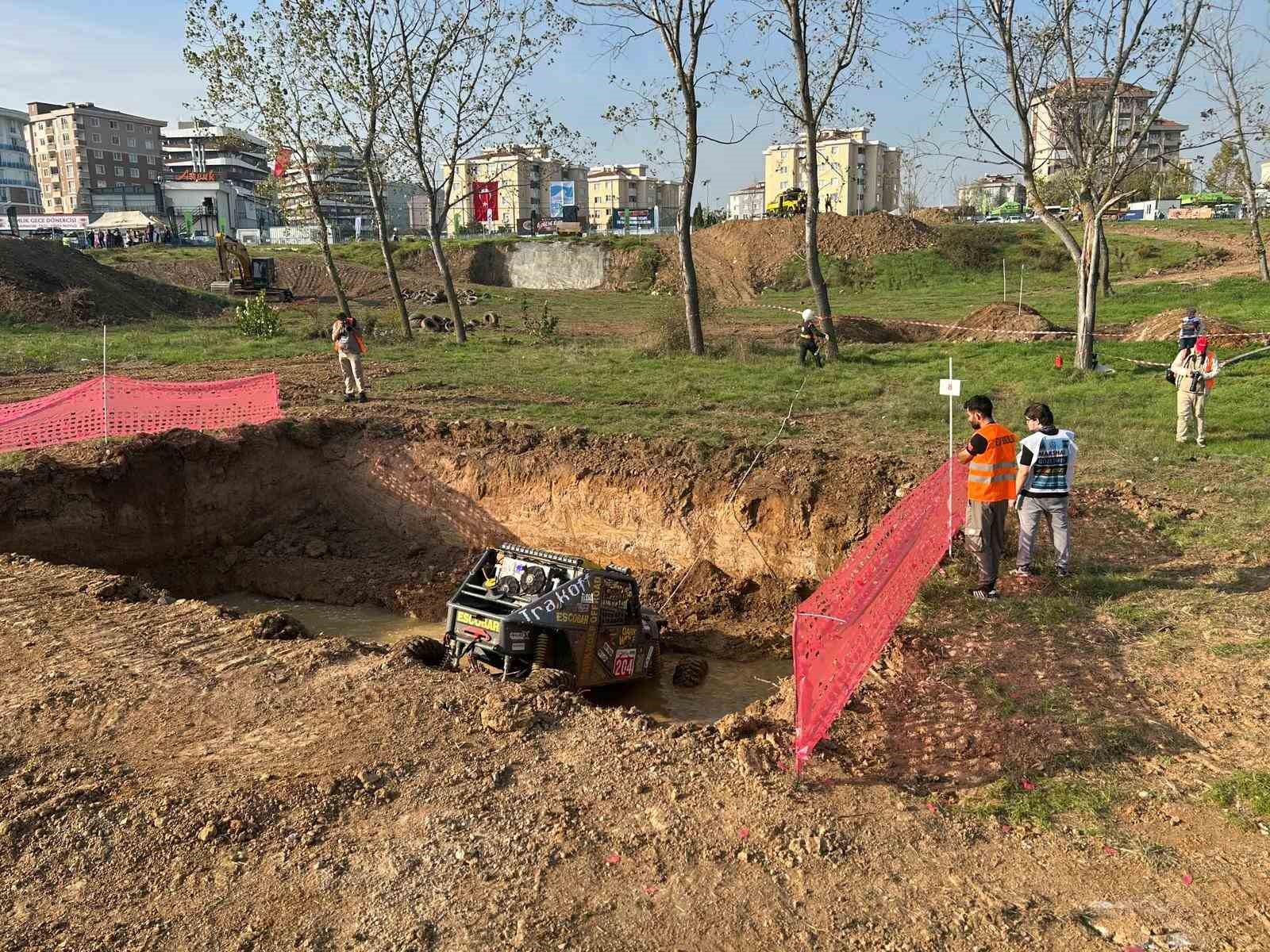 Pendik’te off-road yarışları nefesleri kesti