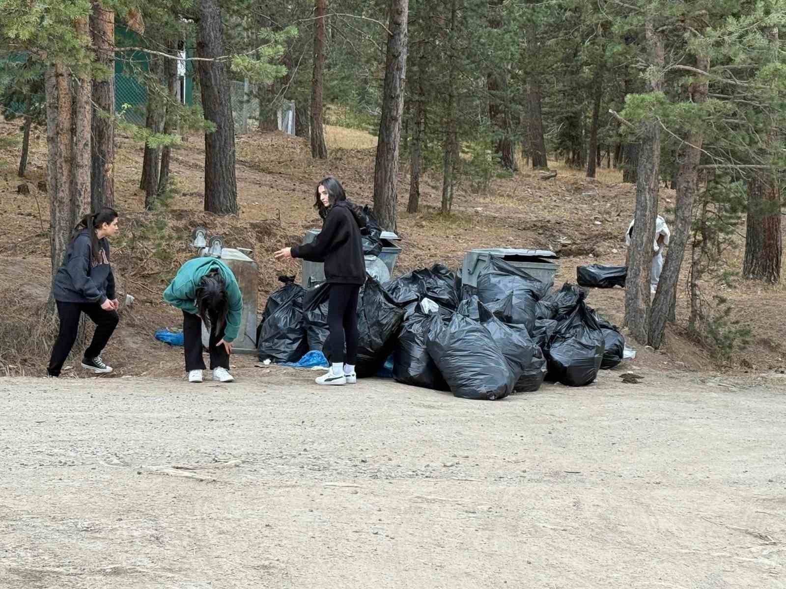 Sarıkamış’ta öğrenciler poşet poşet çöp topladı
