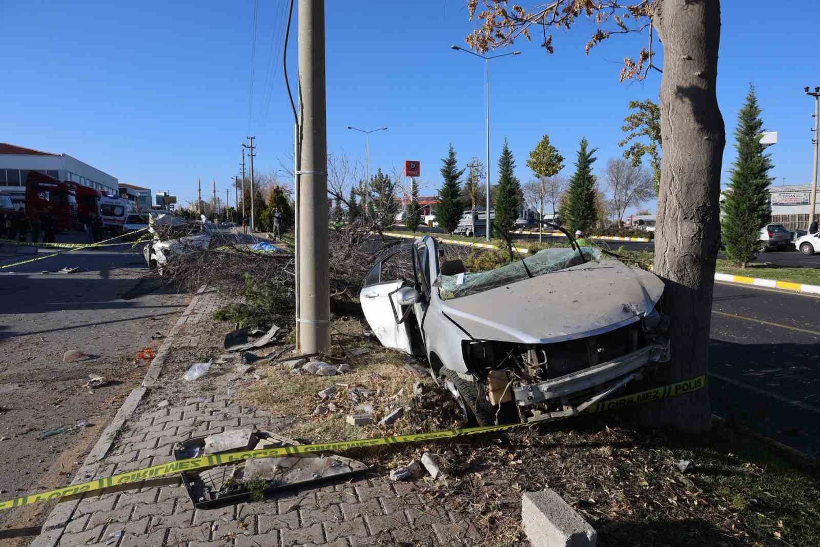 Ağaca çarpan otomobil ikiye bölündü: 2 ölü 1 yaralı