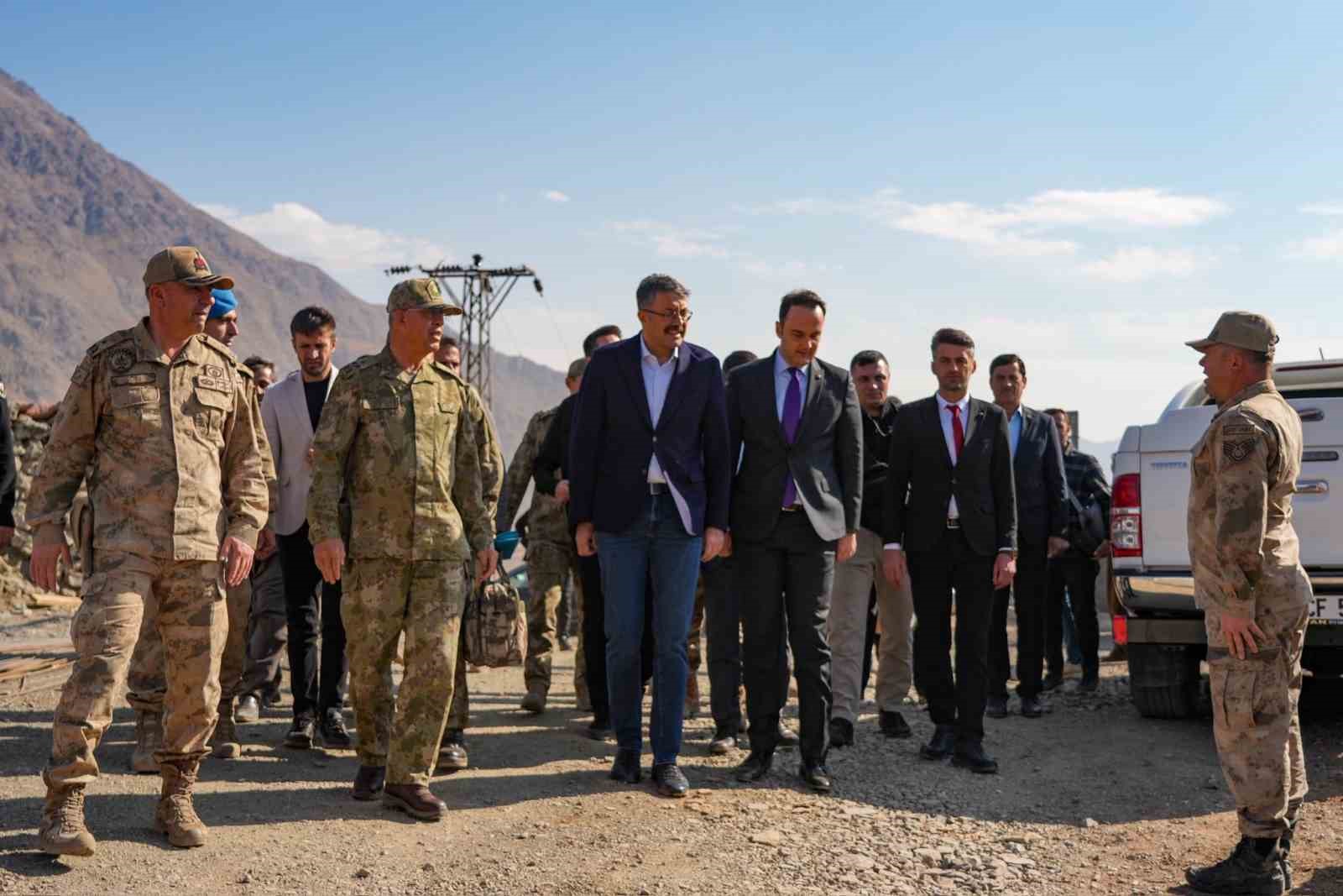 2. Ordu Komutanı Korgeneral Topaloğlu sınırdaki &uuml;s b&ouml;lgelerini ziyaret etti
