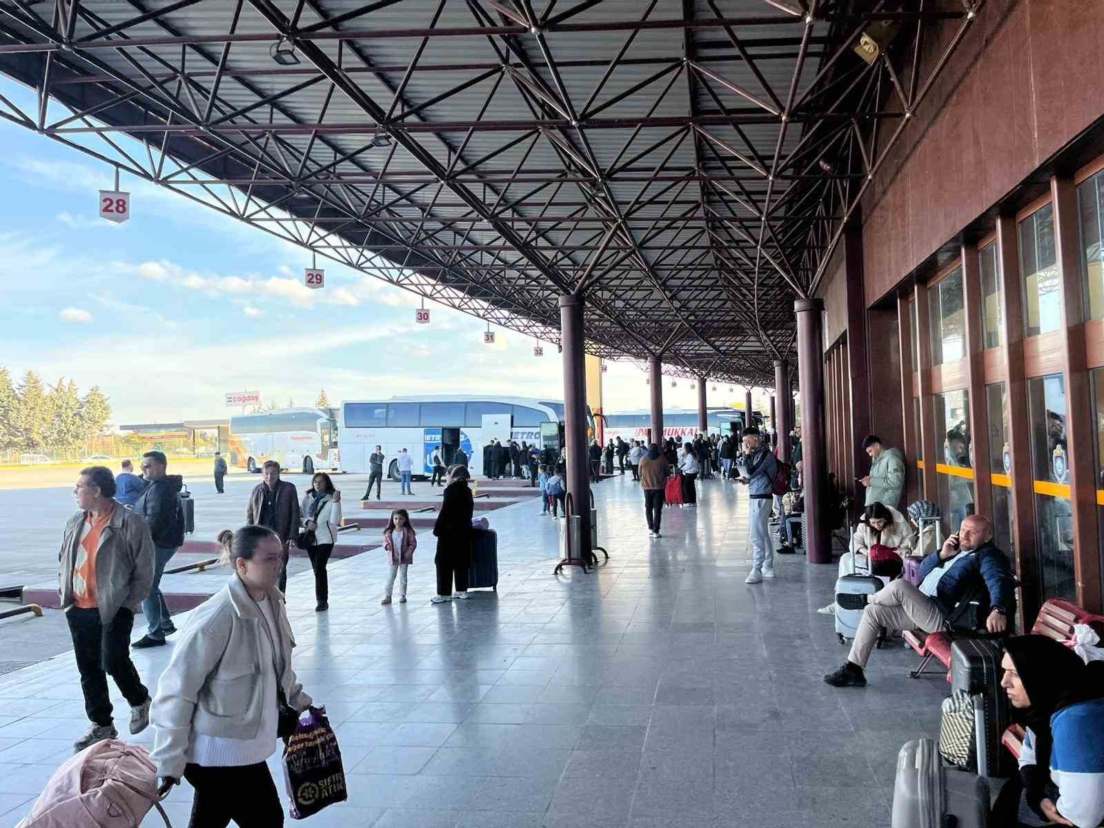 Otogarda ’ara tatil’ yoğunluğu