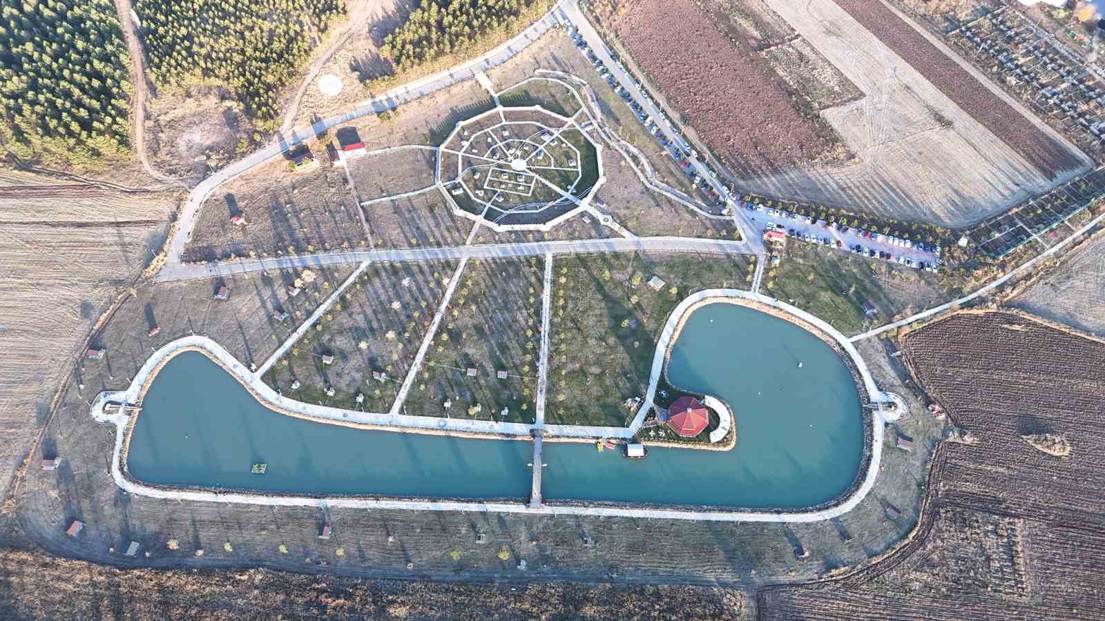 Sivas&rsquo;ta hava sıcaklıkları mevsim normalleri &uuml;zerinde seyretti, vatandaşlar hafta sonunu piknik alanlarında ge&ccedil;irdi
