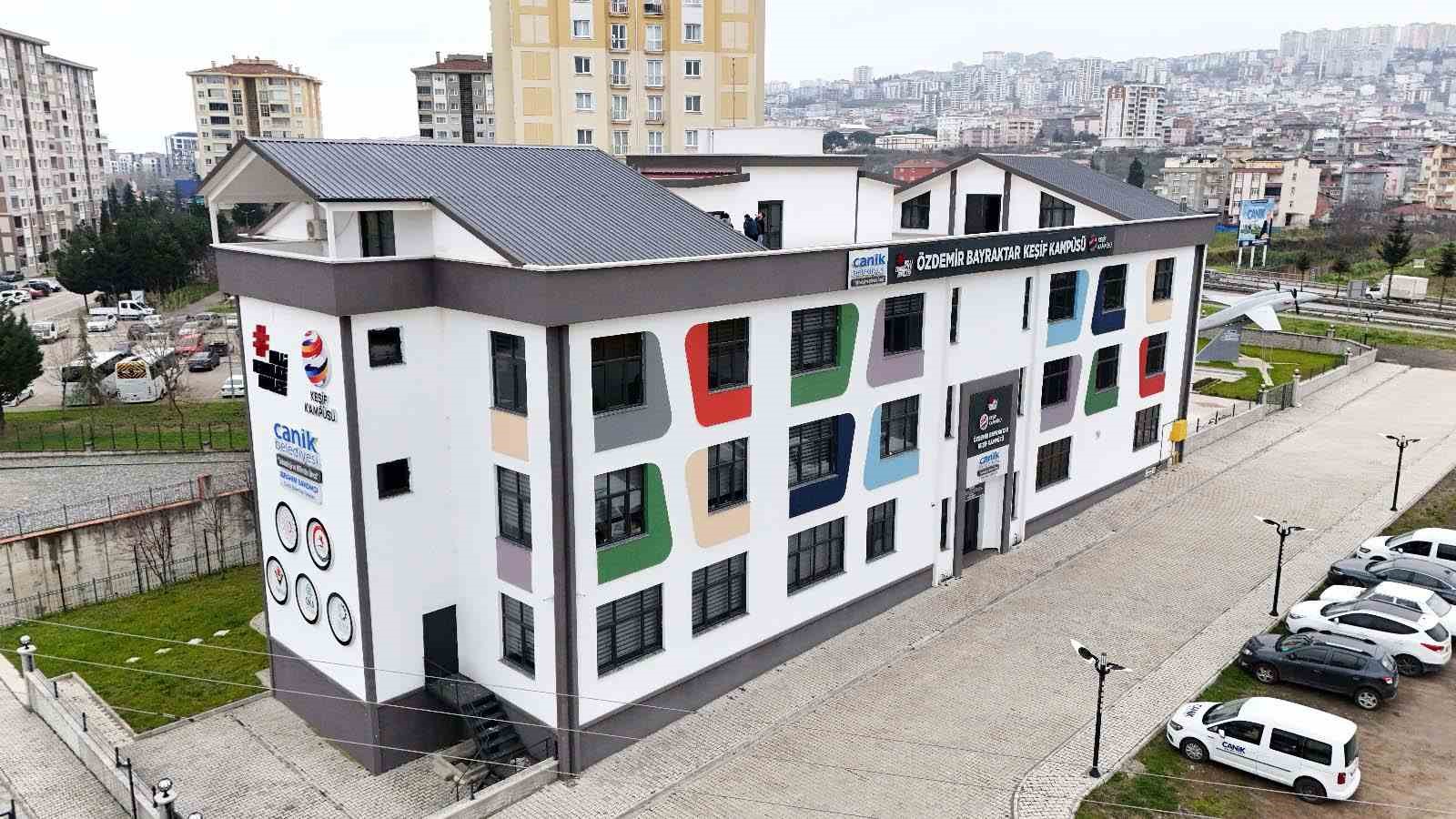 Başkan Sandıkçı: "Hanım kardeşlerimizi yenilikçi teknolojilerle tanıştırıyor, mesleki istihdam atağımızı sürdürüyoruz"