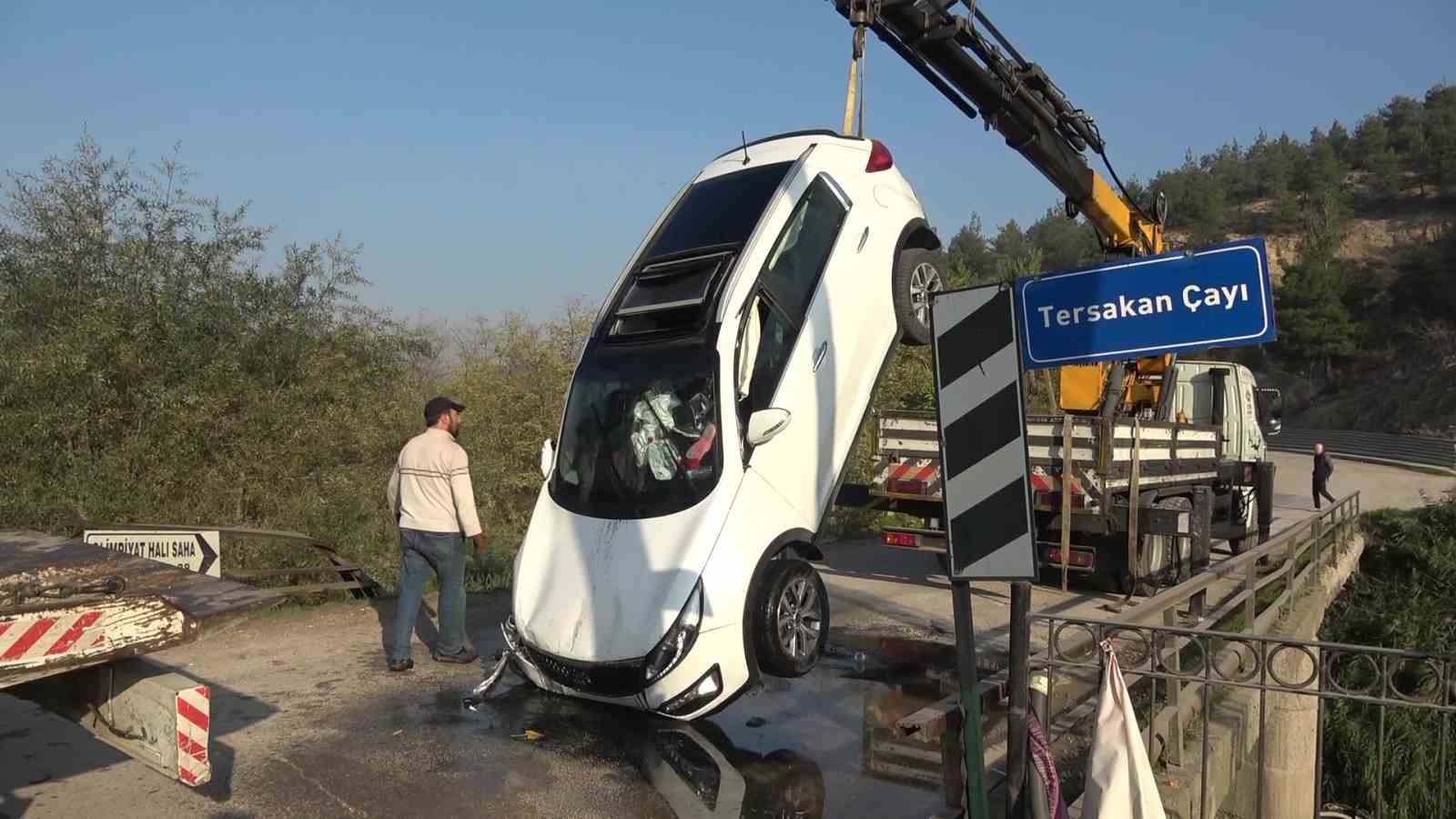 Amasya’da otomobil köprüden Tersakan Çayı’na uçtu: 2 kız çocuğunu vatandaşlar kurtardı