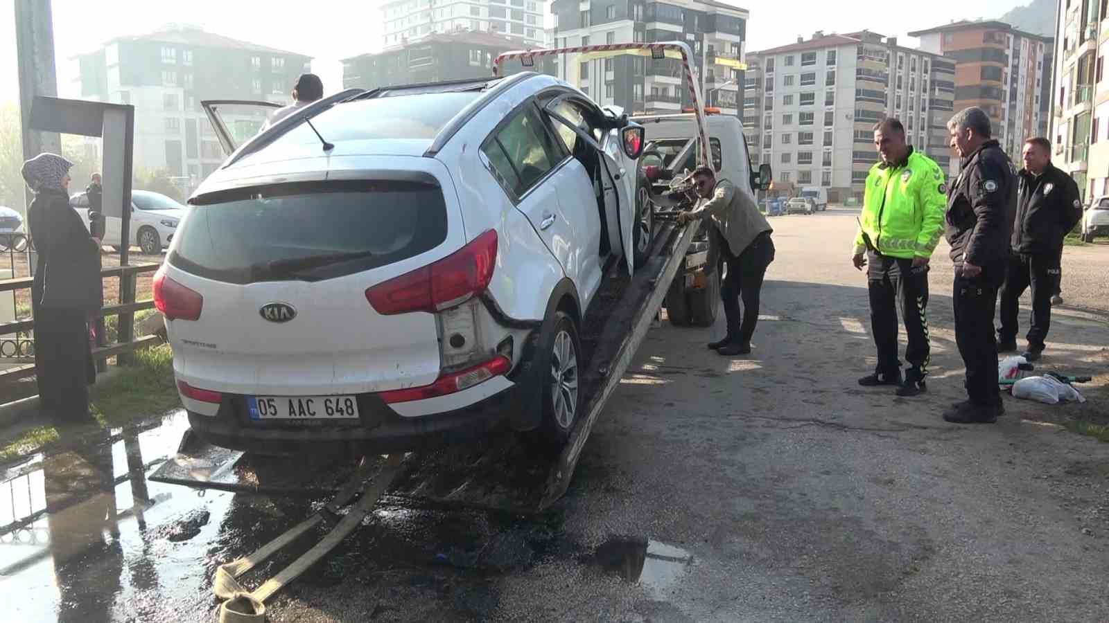 Amasya’da otomobil köprüden Tersakan Çayı’na uçtu: 2 kız çocuğunu vatandaşlar kurtardı

