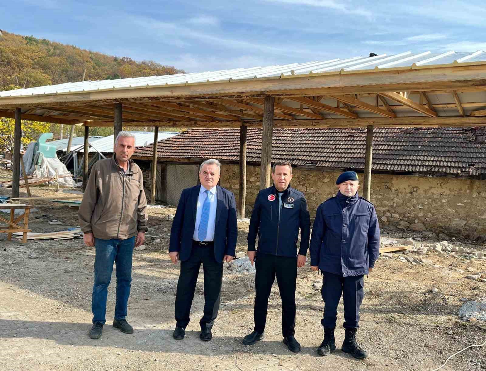 Kaymakam &Ouml;zt&uuml;rk, k&ouml;ydeki su hattını yerinde inceledi
