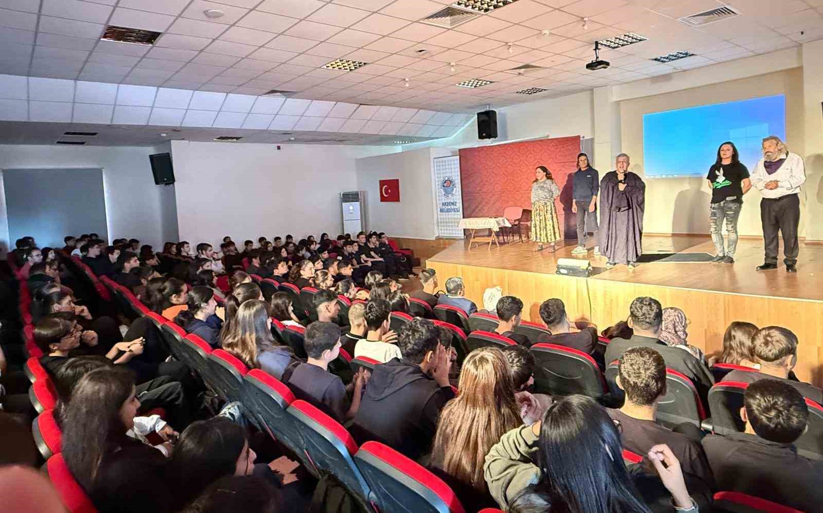 Mersin’de ’madde bağımlılığı’ konulu tiyatro büyük ilgi gördü