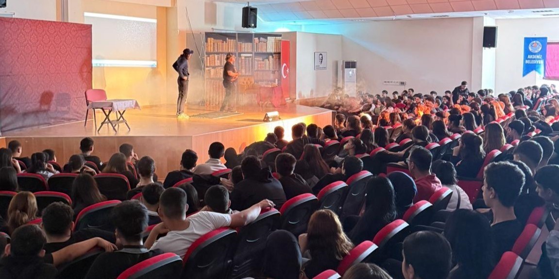 Mersinde madde bamll konulu tiyatro byk ilgi grd
