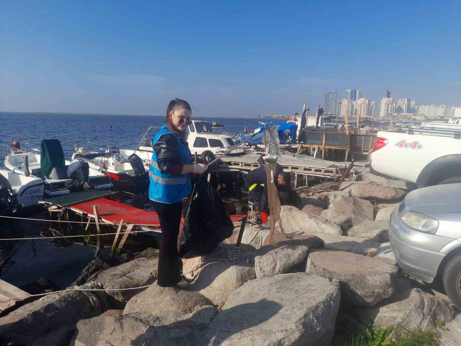 Doğaseverler Karşıyaka&rsquo;da kıyı temizliği yaptı
