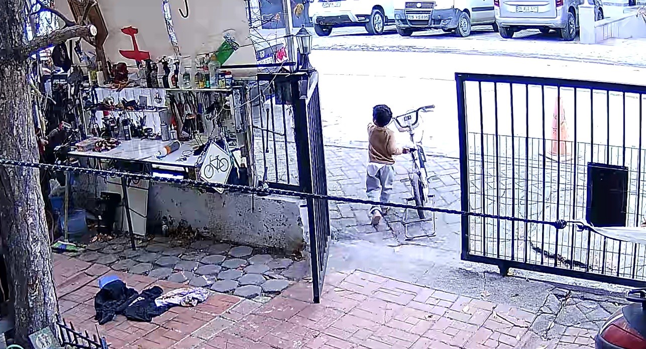 Bisikletini çalan çocuklara üzülen adam "İsteselerdi verirdim, böyle yapmalarına üzüldüm" dedi