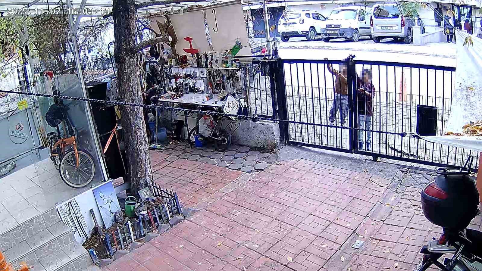 Bisikletini &ccedil;alan &ccedil;ocuklara &uuml;z&uuml;len adam "İsteselerdi verirdim, b&ouml;yle yapmalarına &uuml;z&uuml;ld&uuml;m" dedi
