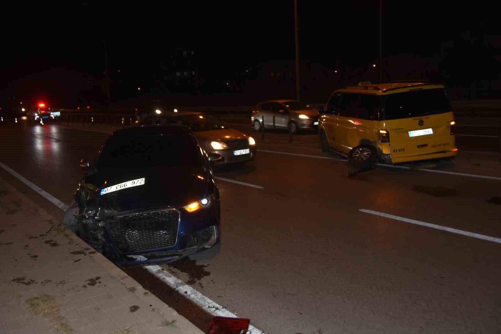 Manavgat&rsquo;ta otomobil ile ticari taksi &ccedil;arpıştı: 2 yaralı
