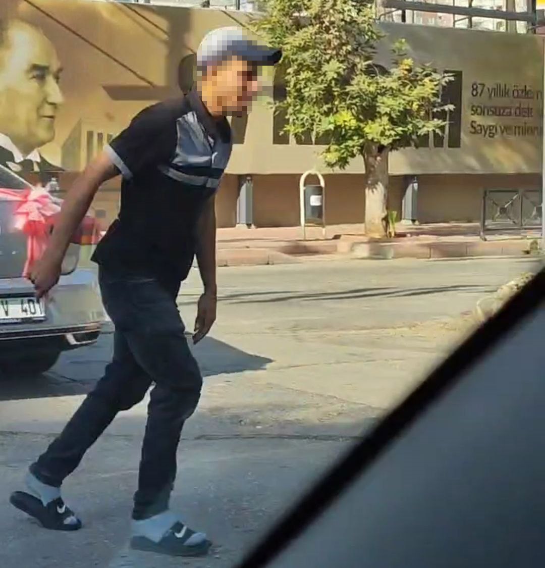 Gelin aracının &ouml;n&uuml;n&uuml; kesti, 50 TL aldı, beğenmedi
