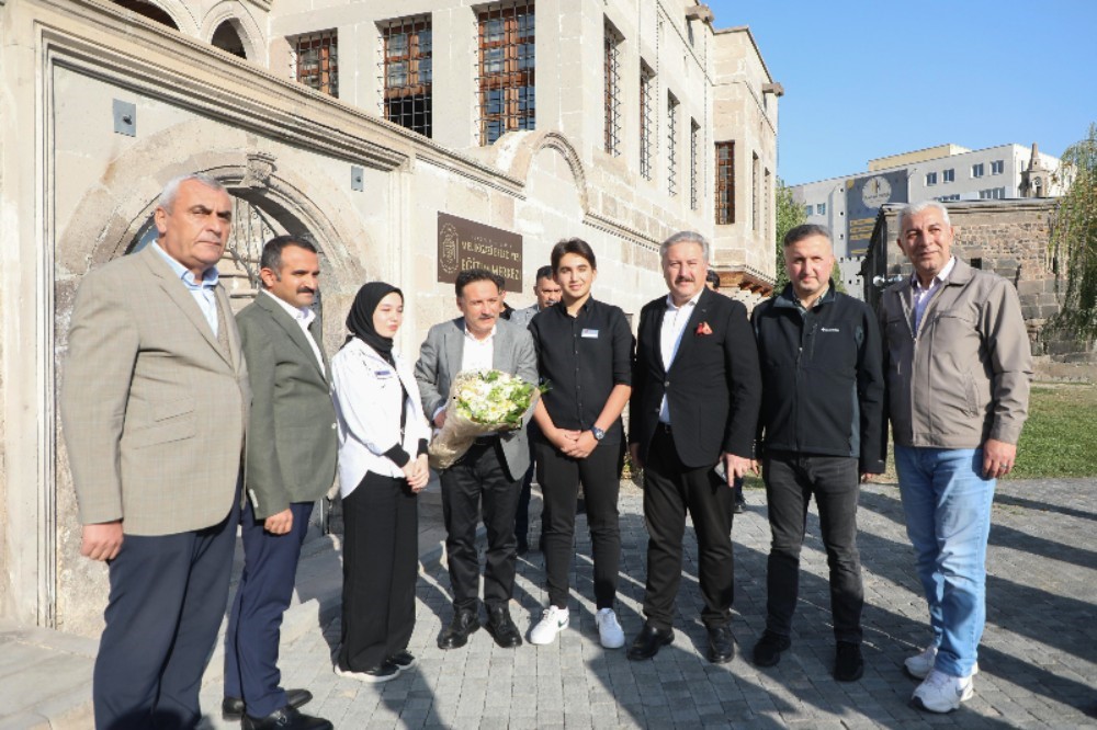 Vali Çiçek; Mektep Melikgazi’de öğrencilerle tecrübelerini paylaştı