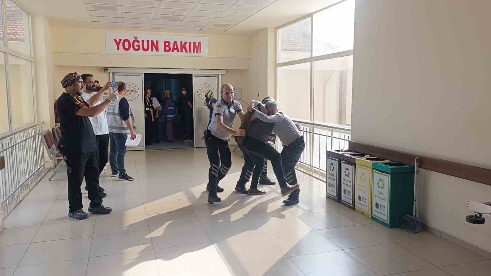 Yangın tahliyesinde hasta ve yakını rol&uuml;ndeki hastane &ccedil;alışanlarından &rsquo;Oscar&rsquo;lık performans
