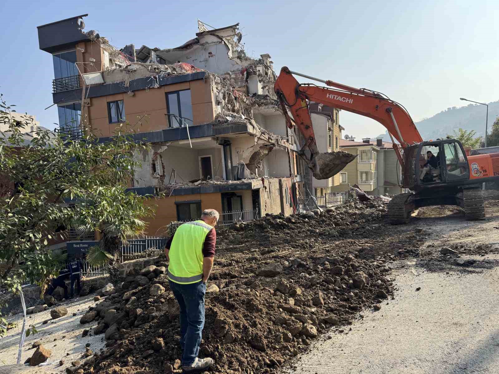 Ordu’da zemini kayan ve çatlaklar oluşan bina yıkılıyor