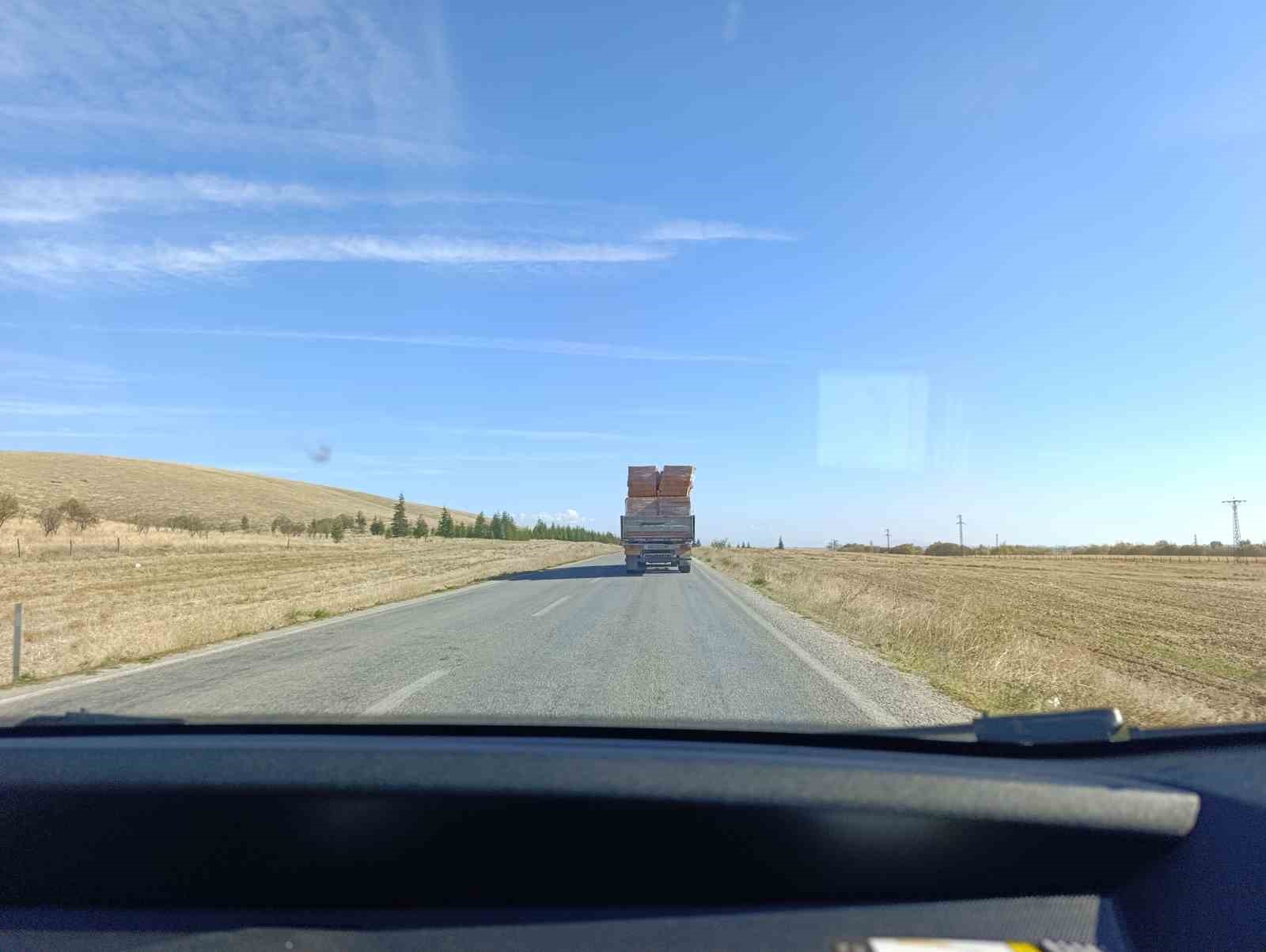 Tırın taşıdığı tuğlalar ile tehlikeli yolculuğu kamerada